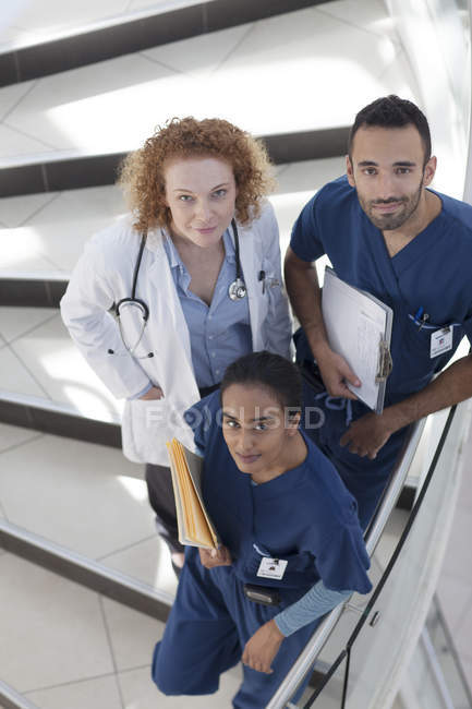 Врачи и медсестры на современных ступенях больницы — стоковое фото