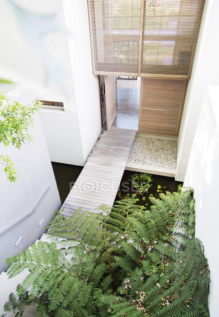 Fußgängerbrücke im Hof eines modernen Hauses — Stockfoto