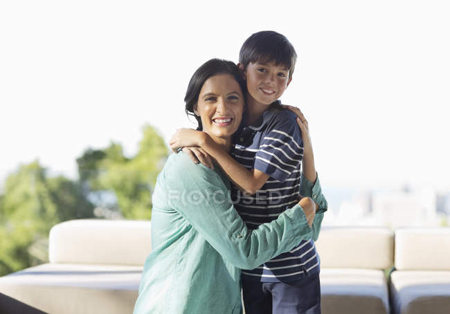 Mutter und Sohn umarmen sich im Freien — Stockfoto