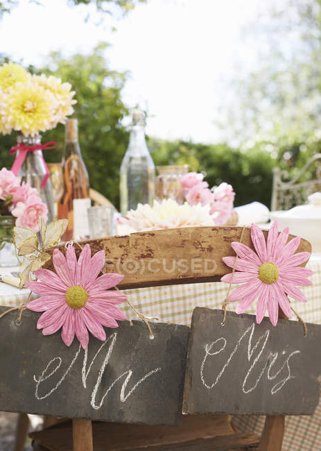Conjunto de mesa para recepción de boda al aire libre - foto de stock