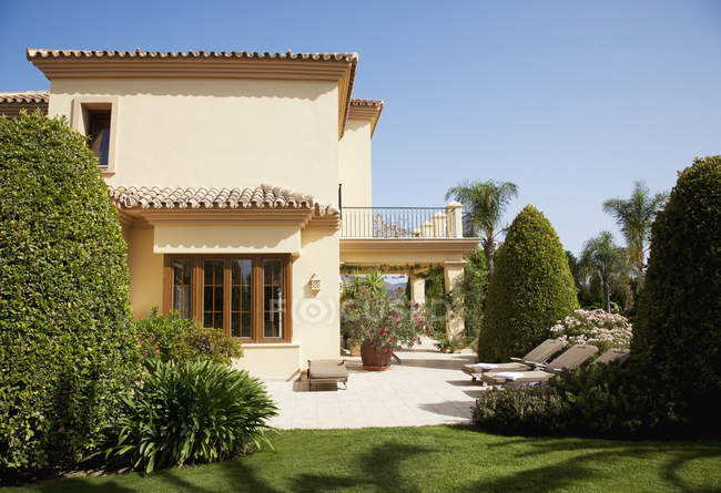 Элитная испанская вилла и внутренний дворик — стоковое фото