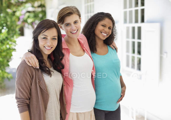 Mulheres sorrindo juntas ao ar livre — Fotografia de Stock