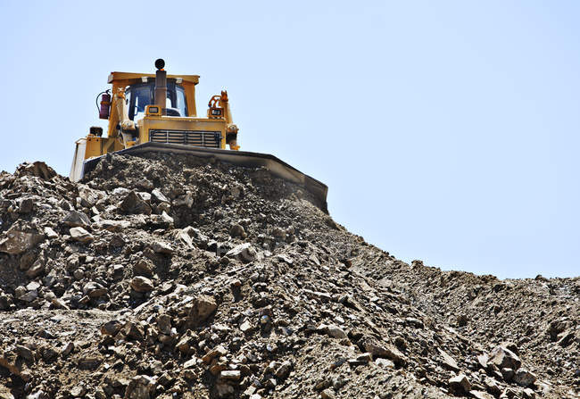 Bulldozer working in quarry during daytime — Stock Photo