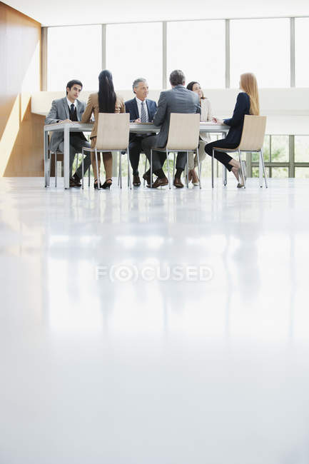 Geschäftsleute treffen sich am Tisch im Konferenzraum — Stockfoto