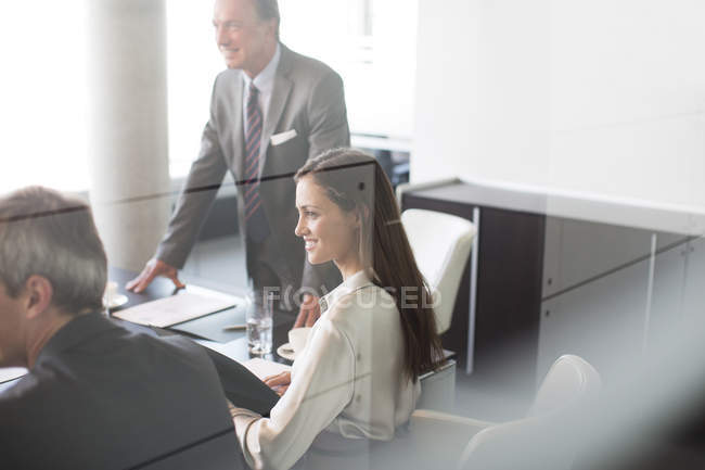 Les gens d'affaires parlent en réunion au bureau moderne — Photo de stock