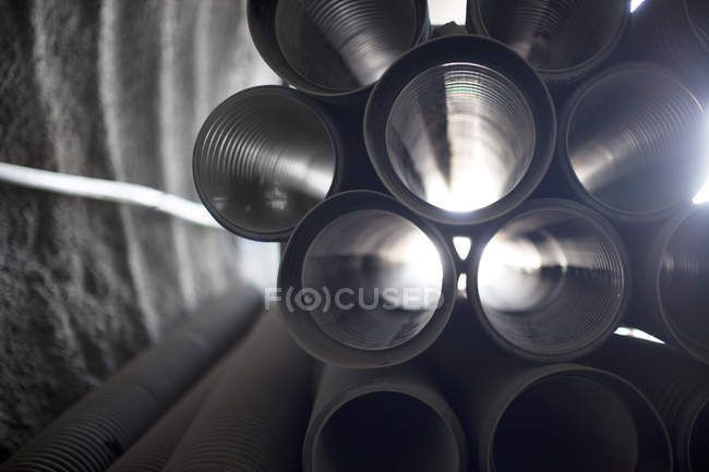 Крупный план трубопроводов в тоннеле — стоковое фото
