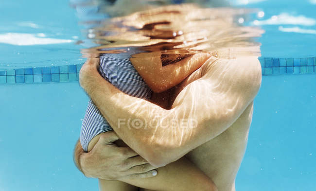 Père tenant fille dans la piscine — Photo de stock