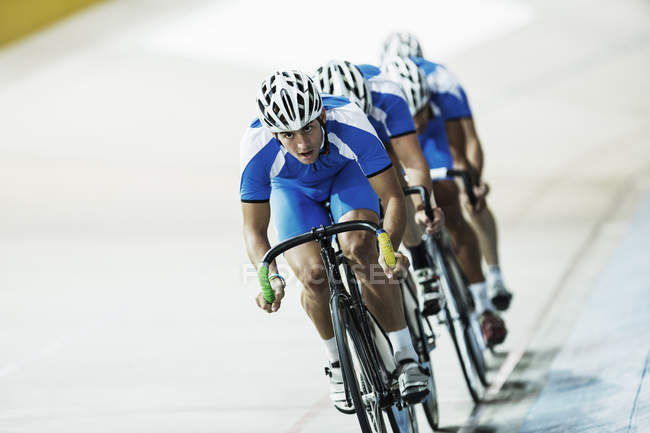 Trilha de ciclismo equipe de equitação no velódromo — Fotografia de Stock