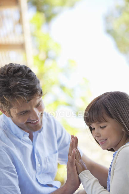 Vater und Tochter spielen im Freien — Stockfoto