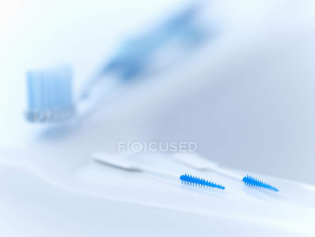 Primer plano de mondadientes y cepillo de dientes - foto de stock