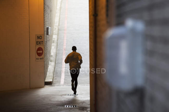 Man running through city streets — Stock Photo