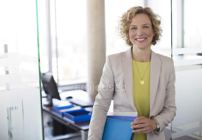 Donna d'affari caucasica sorridente all'ufficio moderno — Foto stock