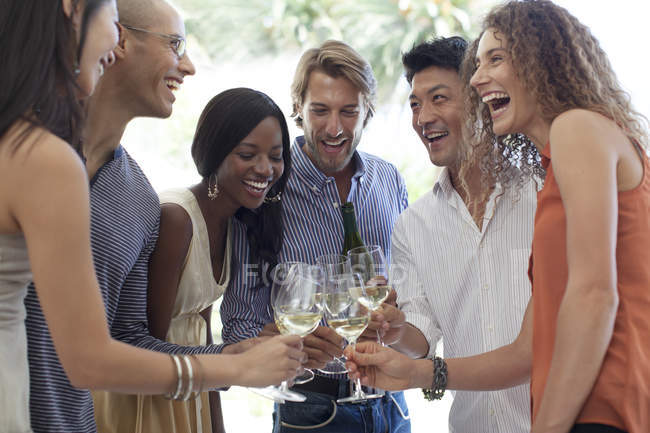Amigos brindando entre sí con champán - foto de stock