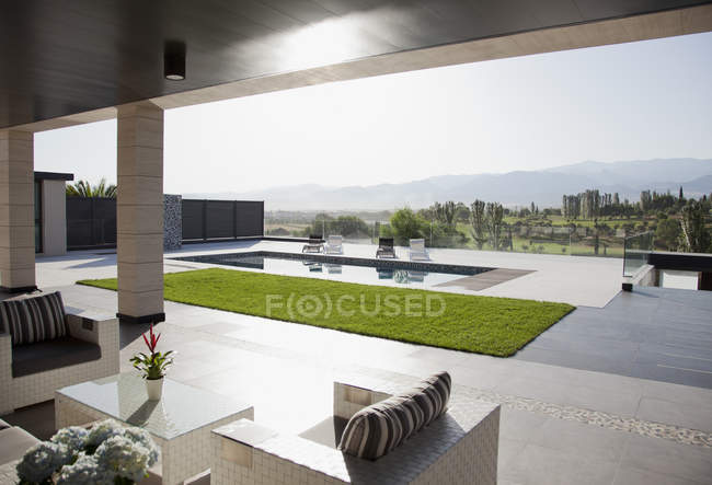 Pátio de luxo com vista para a piscina e montanhas — Fotografia de Stock