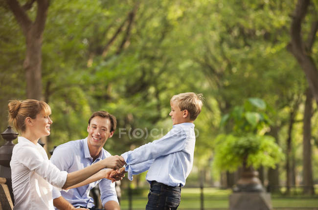 Familia jugando juntos en el parque - foto de stock