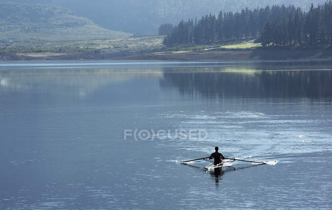 Homme aviron scull sur le lac — Photo de stock