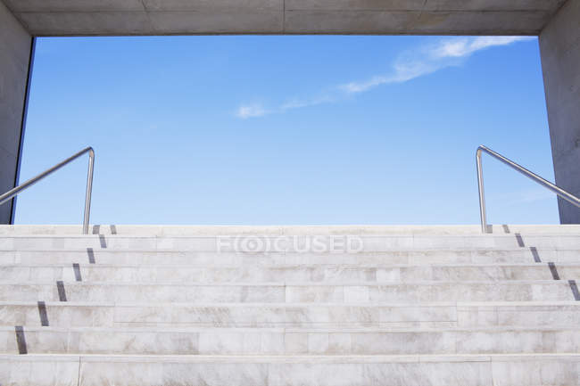 Passos de concreto que levam ao céu azul — Fotografia de Stock