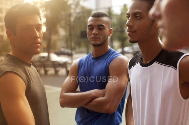 Homens em pé na quadra urbana de basquete — Fotografia de Stock