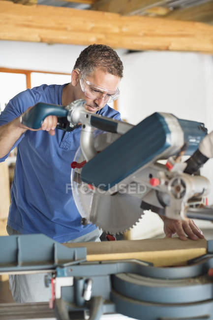 Habile caucasien homme travaillant en atelier — Photo de stock