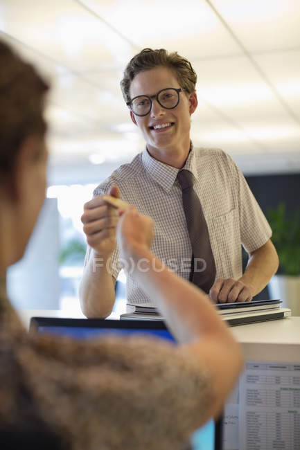 Gente de negocios intercambiando tarjetas en la oficina - foto de stock
