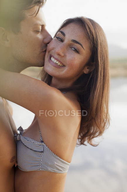 Primer plano retrato de pareja besándose - foto de stock
