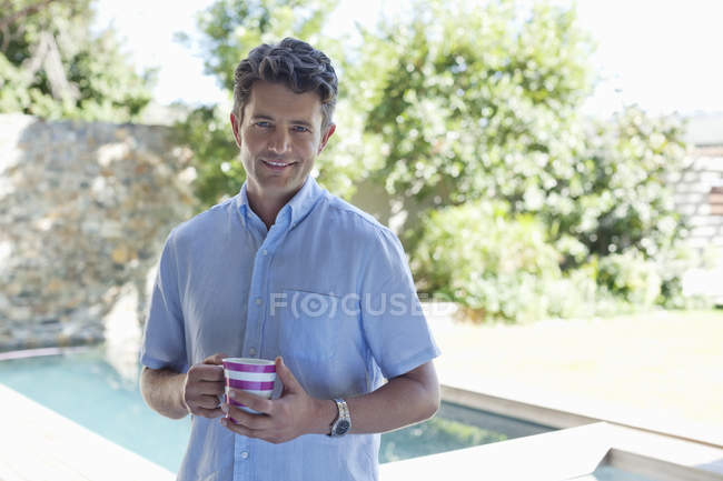 Homme boire une tasse de café à l'extérieur — Photo de stock
