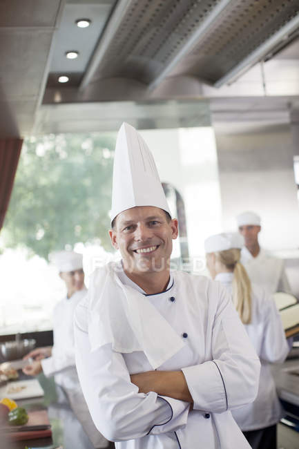 Chef sonriendo en la cocina del restaurante - foto de stock