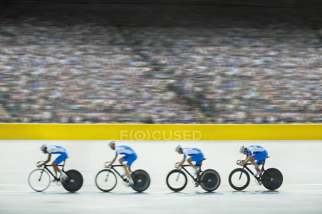Велосипедна команда треку їде у велодромі — стокове фото