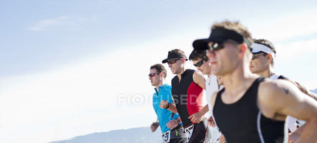 Les coureurs en course dans le paysage rural — Photo de stock