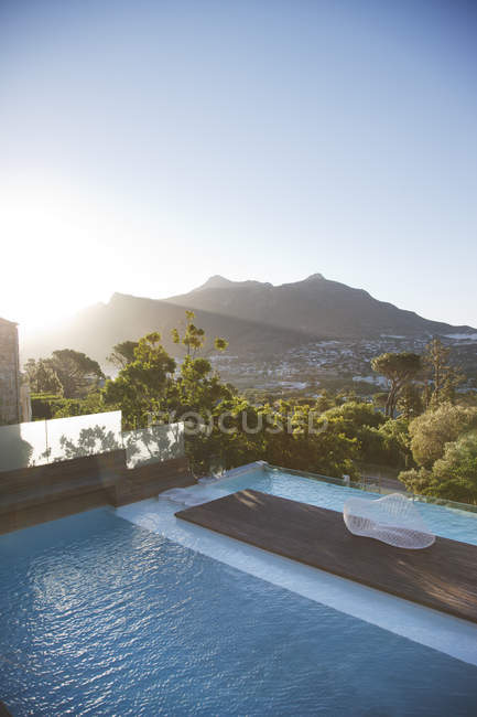 Vista panorámica de la piscina de lujo y las montañas - foto de stock