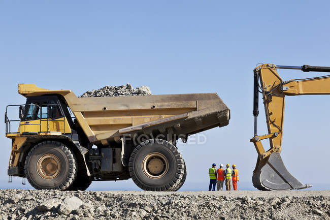 Trabalhadores e máquinas em pedreira — Fotografia de Stock