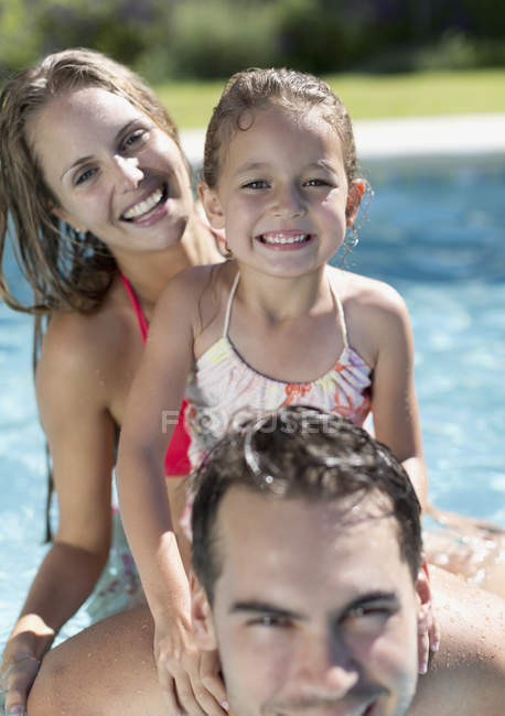 Família feliz sorrindo na piscina — Fotografia de Stock