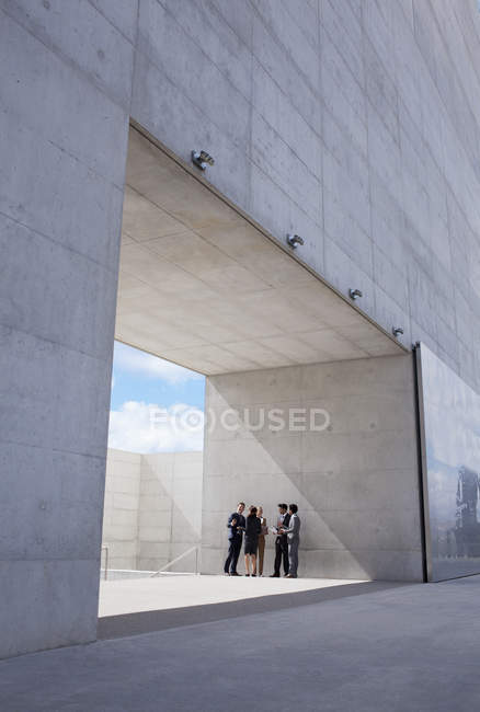 Business people meeting outside modern building — Stock Photo