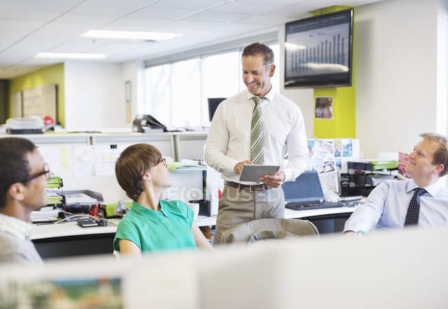 Geschäftsleute im Gespräch im modernen Büro — Stockfoto
