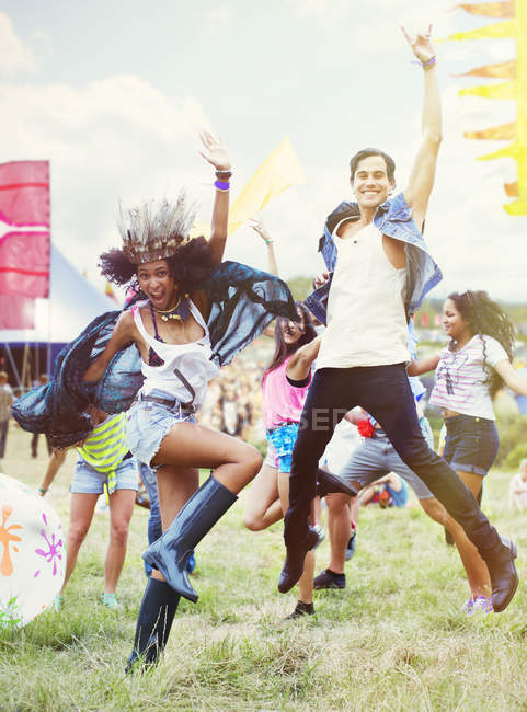 Захоплені друзі танцюють на музичному фестивалі — стокове фото