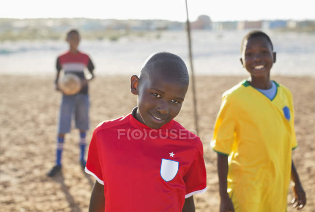 Afrikanische Jungen lächeln im Dreckfeld — Stockfoto