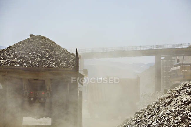 Carrello camion macerie in cava — Foto stock