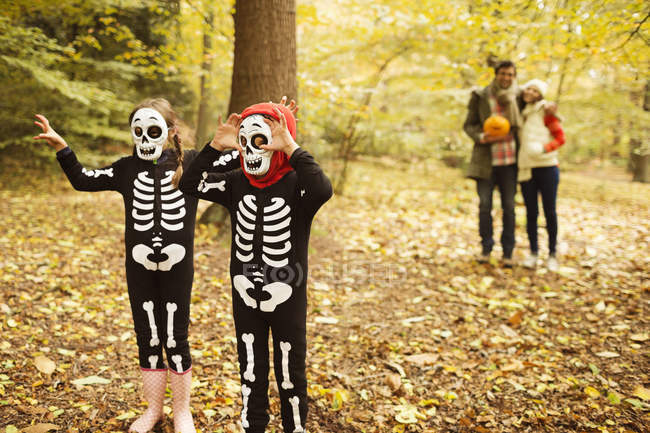 Kinder in Skelettkostümen spazieren im Park — Stockfoto