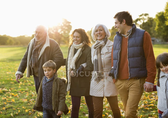 Щаслива сім'я гуляє разом у парку — стокове фото