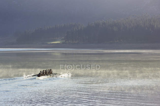 Веслуючий екіпаж веслує вал на озері — стокове фото