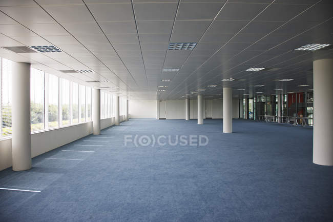 Immeuble de bureaux vide pendant la journée — Photo de stock