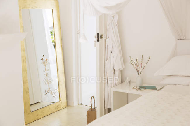 Fenêtre, lit, porte et table de chevet dans la chambre moderne — Photo de stock