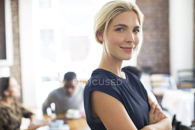 Жінка посміхається в кафе — стокове фото