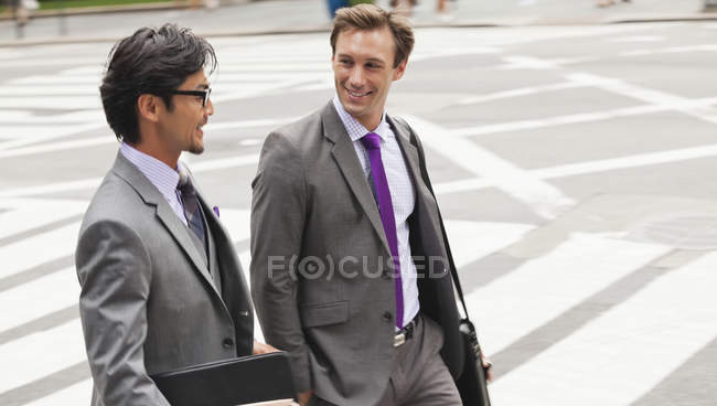 Бизнесмены разговаривают на городской улице — стоковое фото
