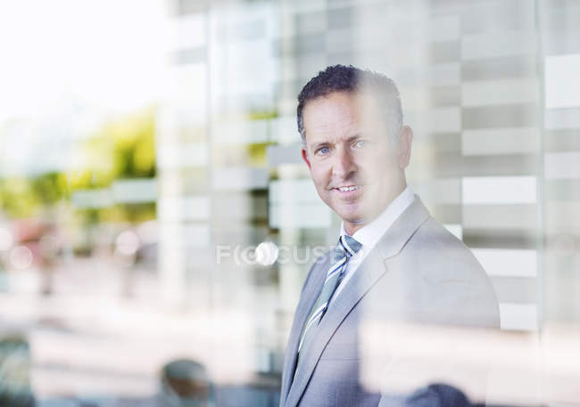 Uomo d'affari caucasico sorridente all'ufficio moderno — Foto stock