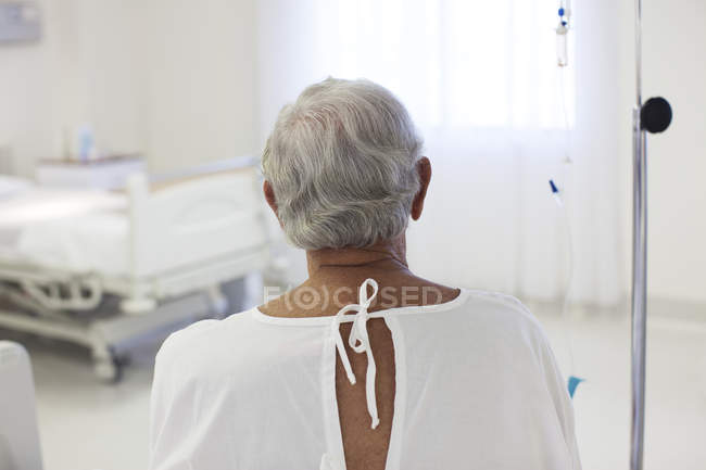 Ältere Patientin trägt Kleid im Krankenhauszimmer — Stockfoto
