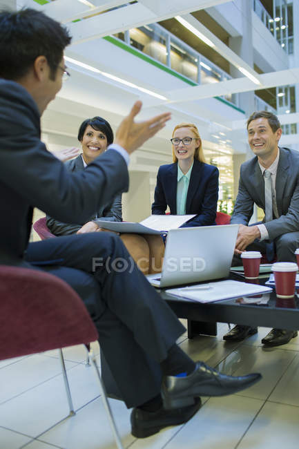 Empresários que se reúnem em prédio de escritórios — Fotografia de Stock