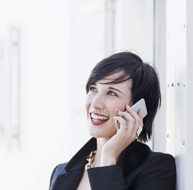 Крупним планом усміхнена жінка розмовляє по мобільному телефону — стокове фото