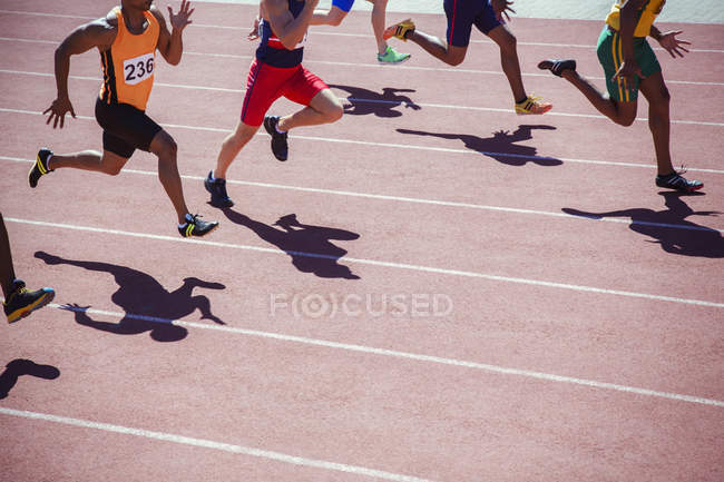 Runners racing on track — Stock Photo