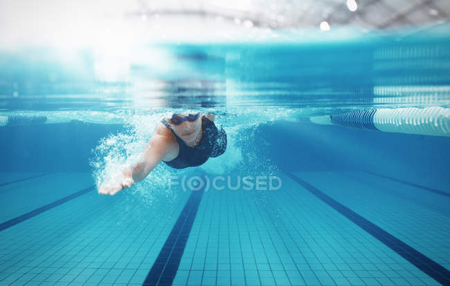Перегони плавців у воді басейну — стокове фото